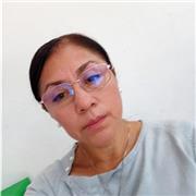 Profesor de espanol imparte clases a personas de todas las edades
